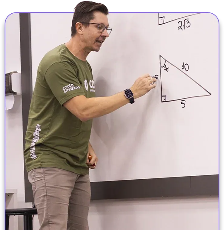 Professor Dé explicando matemática no quadro