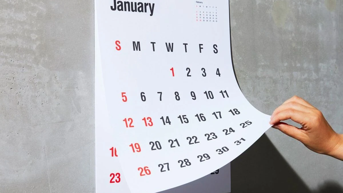 Pessoa consultando um calendário